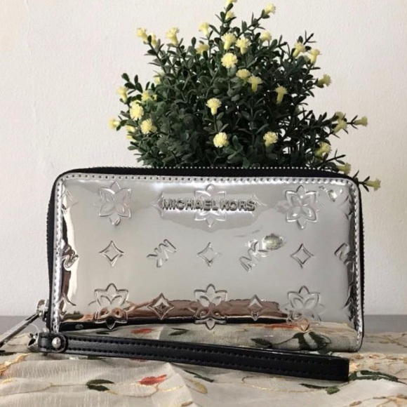 Michael Kors Handbags - Michael Kors Jet Set Wristlet in Silver